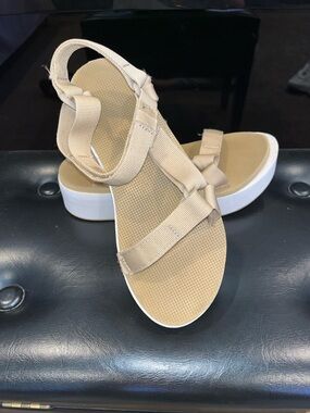 Neutral/Tan Platform Strap Sandals
